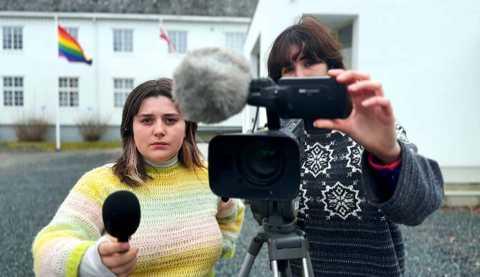 Klar for intervju? Bilde av to personer en bak kamera og en som holder mikrofonen